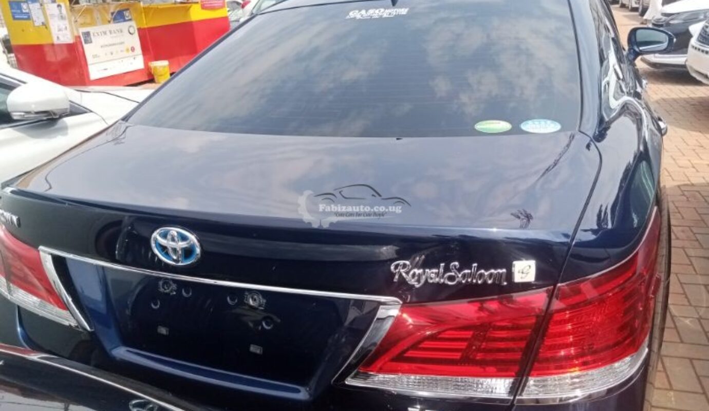 Toyota Crown RoyalSaloon Hybrid