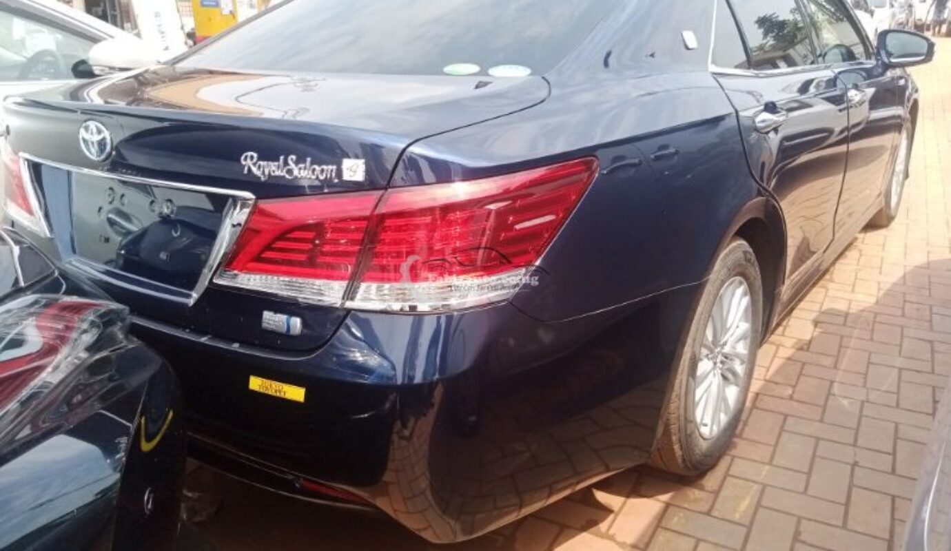 Toyota Crown RoyalSaloon Hybrid