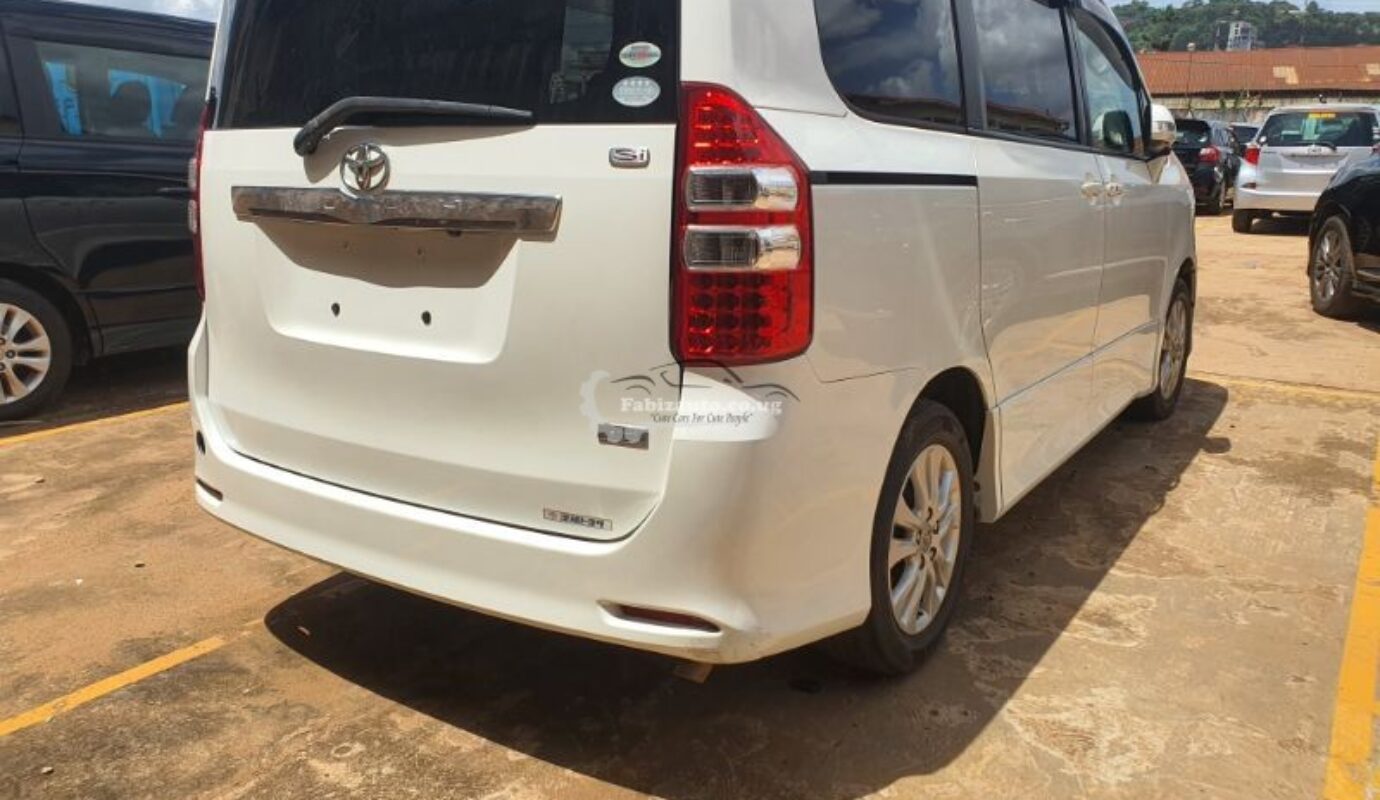 TOYOTA NOAH