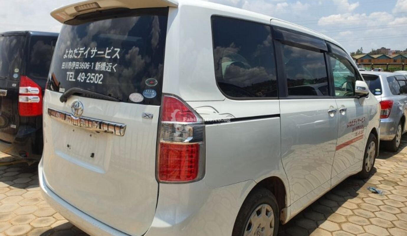 TOYOTA NOAH