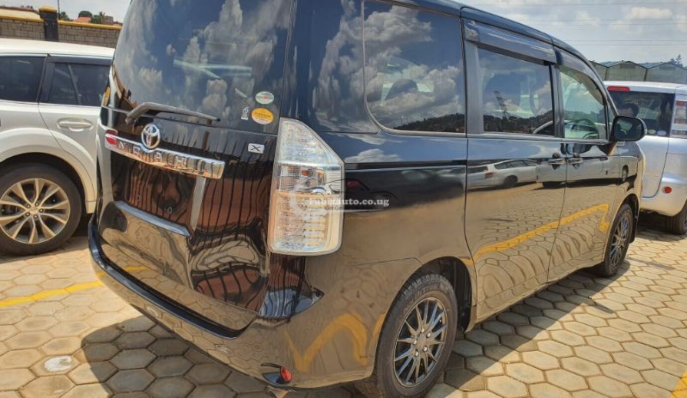 TOYOTA NOAH