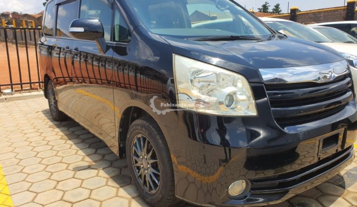 TOYOTA NOAH