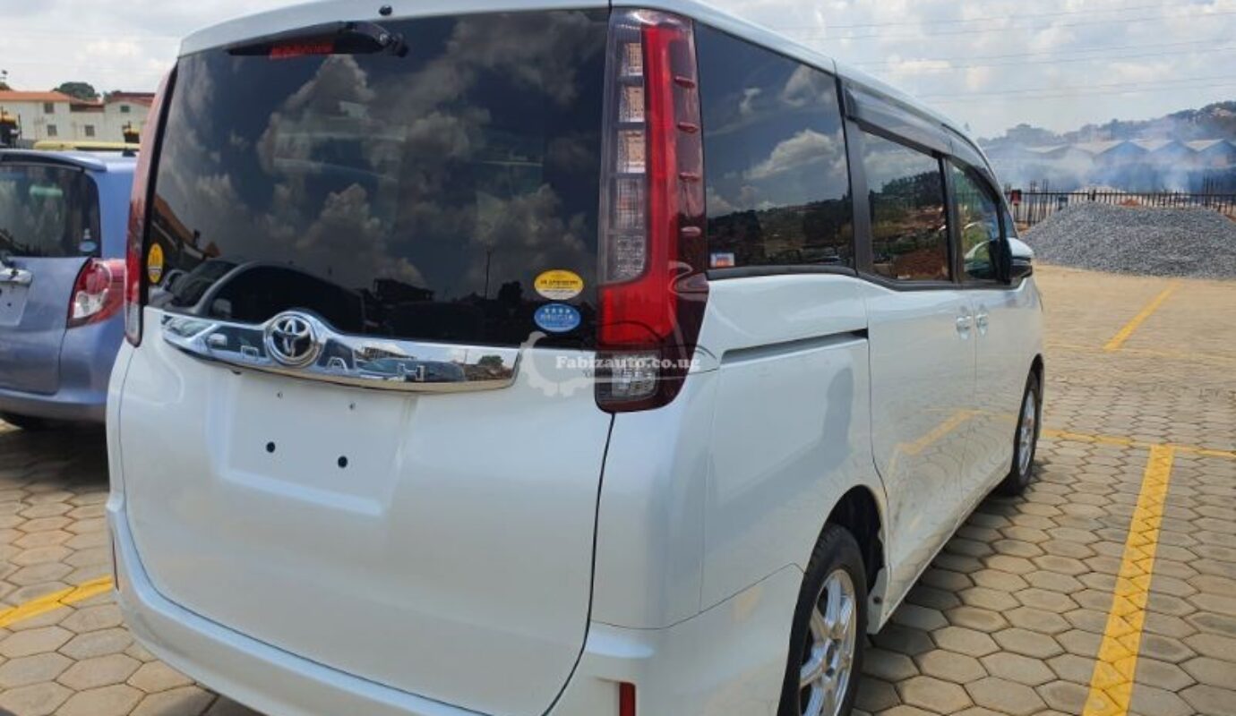 TOYOTA NOAH