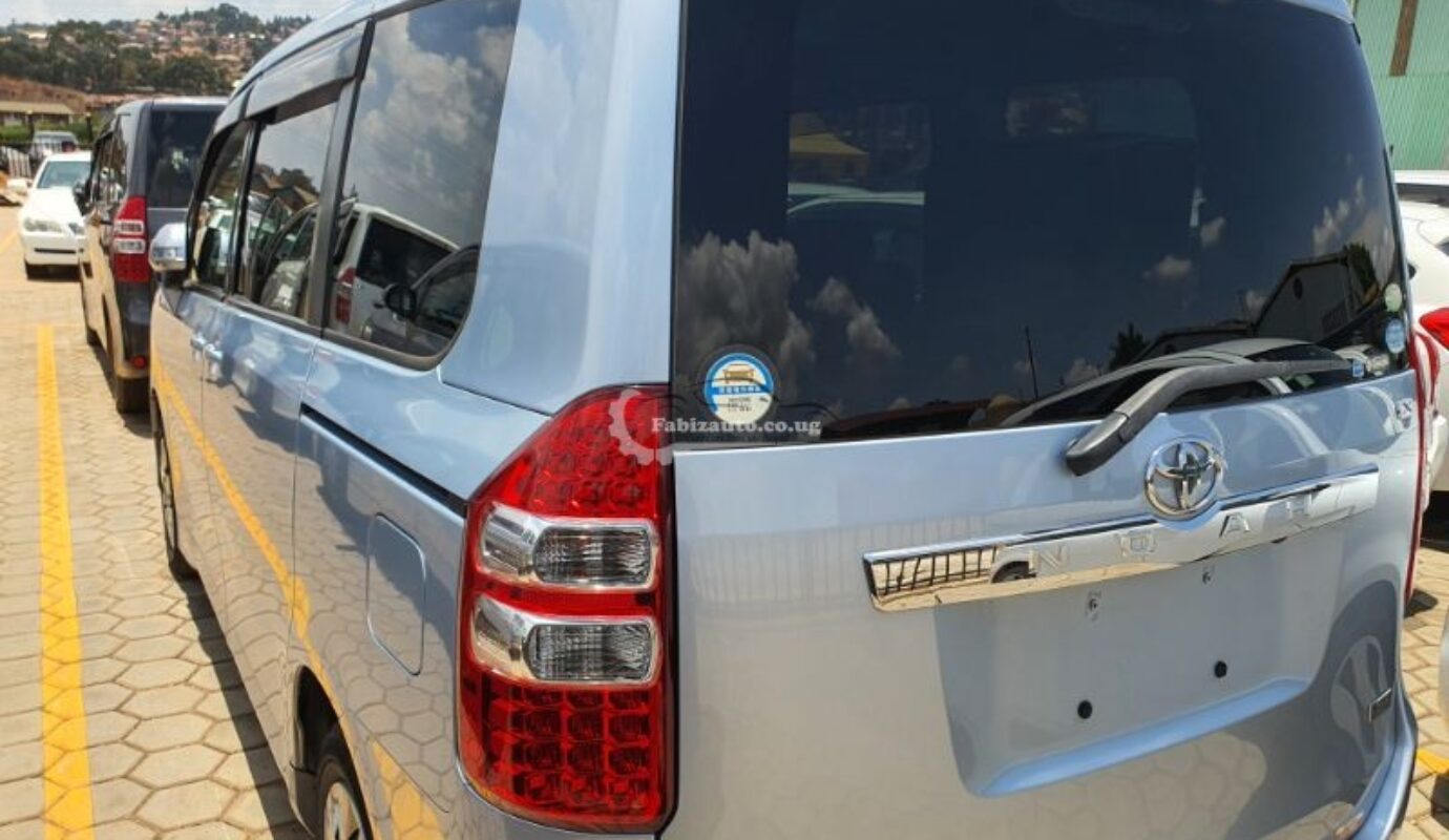 TOYOTA NOAH