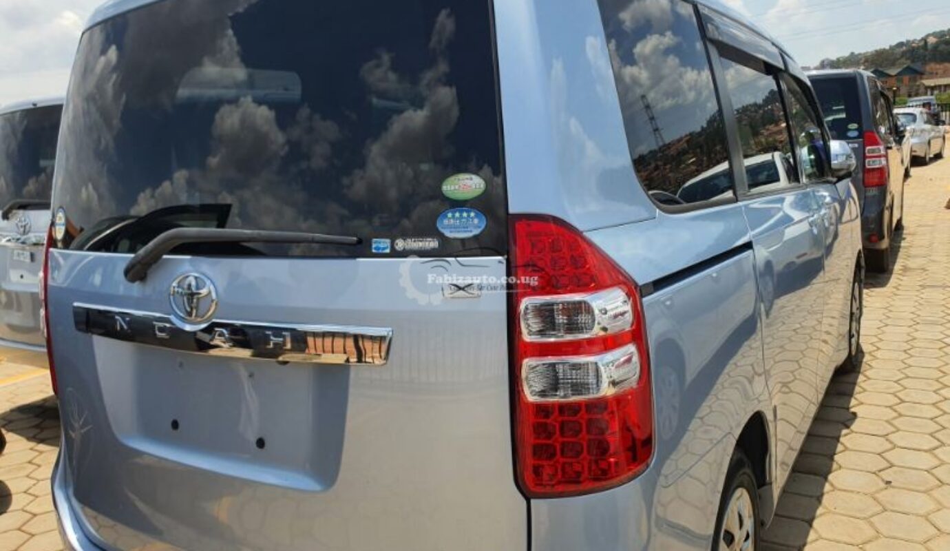 TOYOTA NOAH