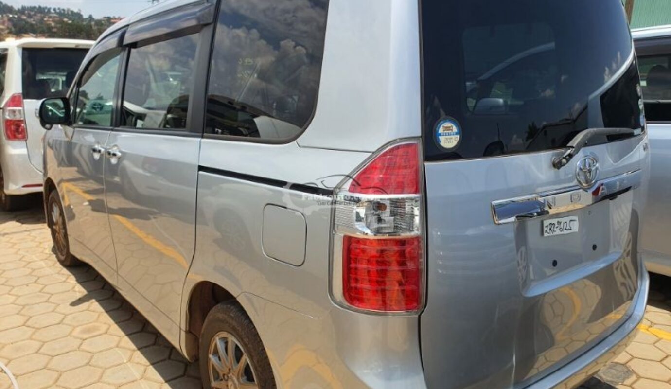 TOYOTA NOAH