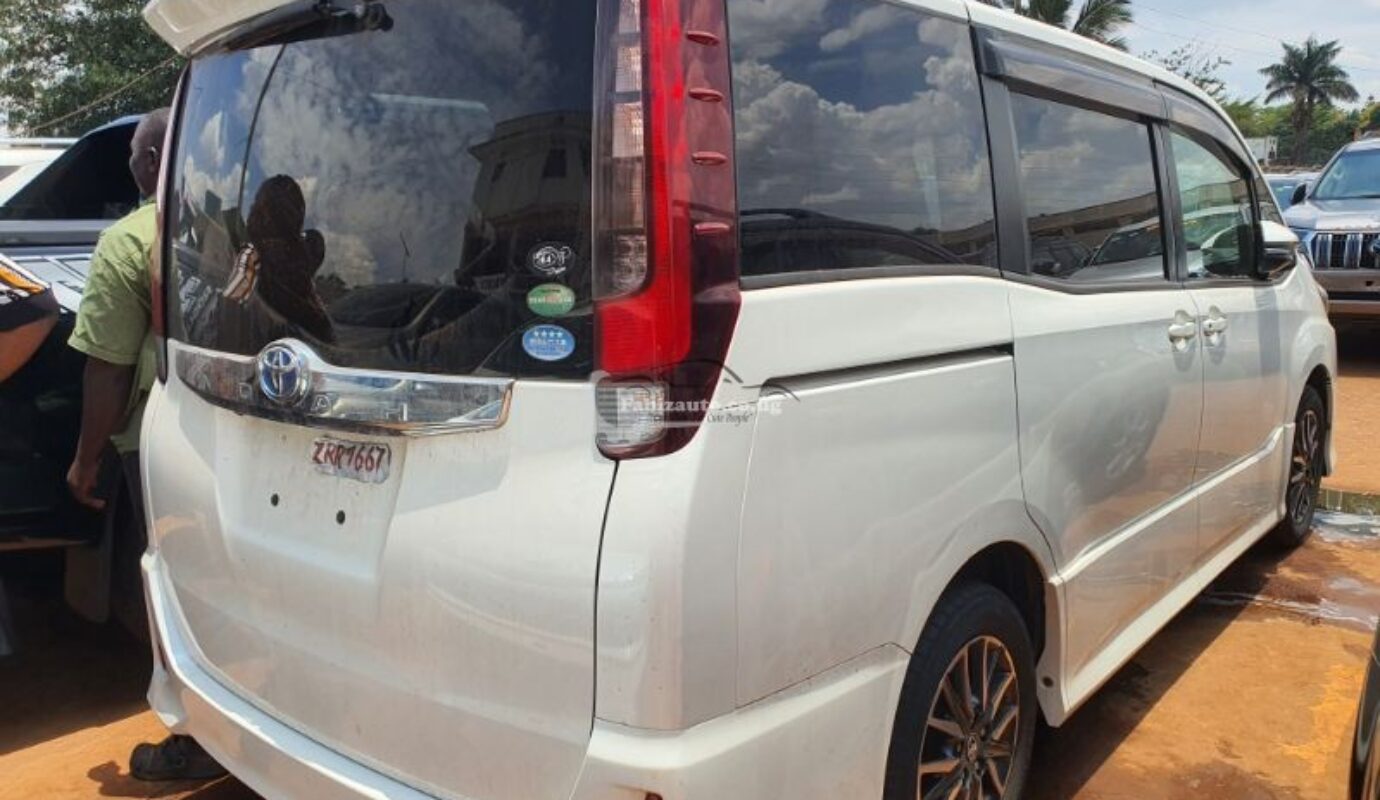 TOYOTA NOAH