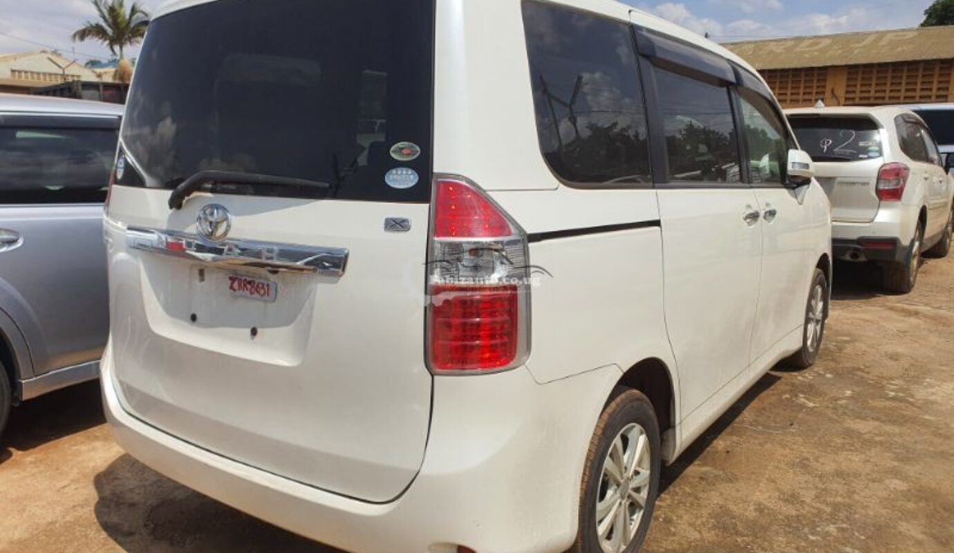 TOYOTA NOAH