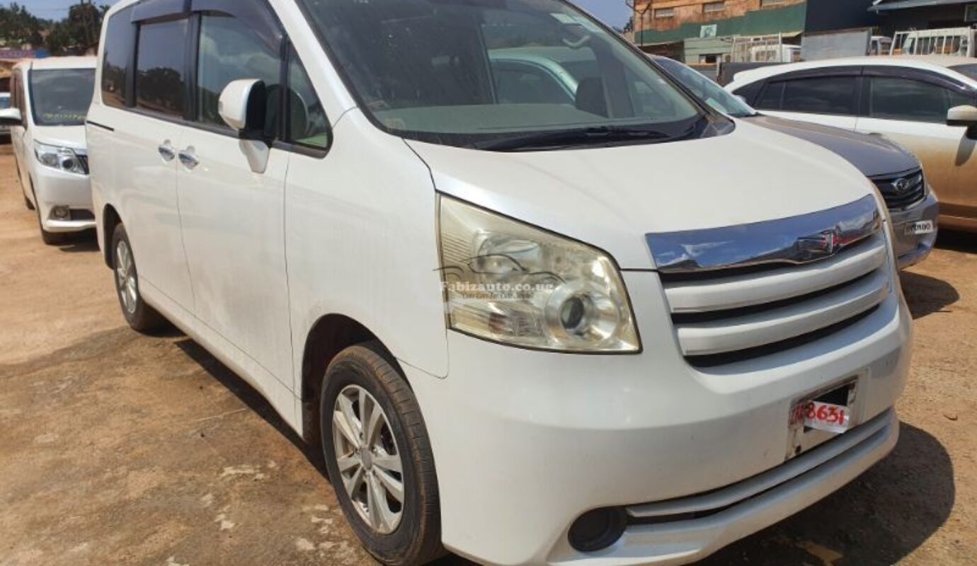 TOYOTA NOAH